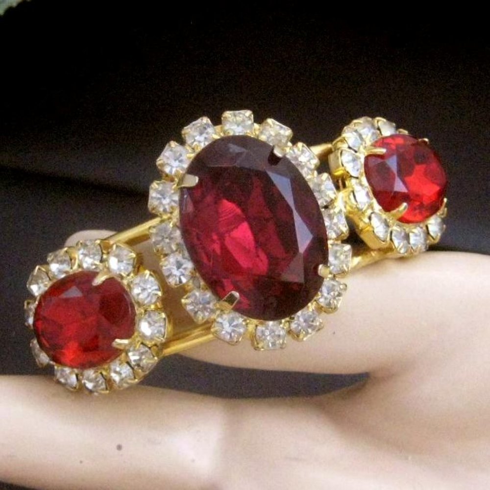 Stunning Bracelet Clamper Red glass goldtone setting clear rhinestones